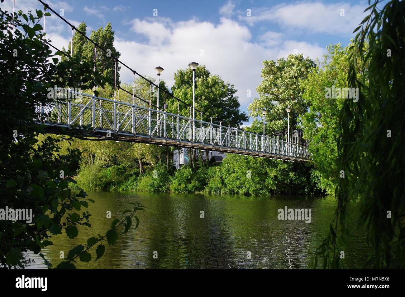 Trews Wehr Hängebrücke überspannt den Fluss Exe auf einem Sommertag. Exeter, Devon, Großbritannien. 2017. Stockfoto