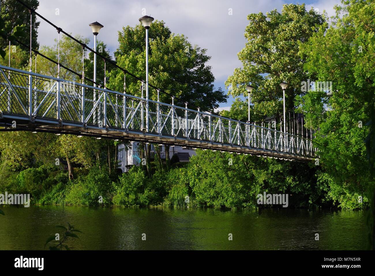 Trews Wehr Hängebrücke überspannt den Fluss Exe auf einem Sommertag. Exeter, Devon, Großbritannien. 2017. Stockfoto