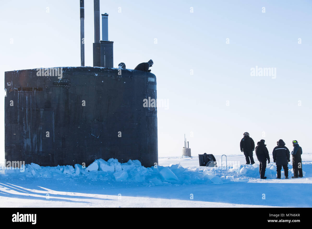 180310-N-LY 160-628 Ice Camp Skate (9. März 2018) - Los Angeles-Klasse schnell-Angriffs-U-Boot USS Hartford SSN 768 Oberflächen durch das Eis März 9, 2018 zur Unterstützung der Ice-Übung (ICEX) 2018. ICEX 2018 ist ein 5-wöchigen Übung, die Marine ihre Einsatzbereitschaft in der Arktis, die Erfahrung in der Region, Vorauszahlung Verständnis der arktischen Umwelt zu bewerten, und ihre Beziehungen zu anderen Dienstleistungen, Verbündete und Partner Organisationen zu entwickeln. (U.S. Marine Foto von Massenkommunikation 2. Klasse Micheal H. Lee) Stockfoto