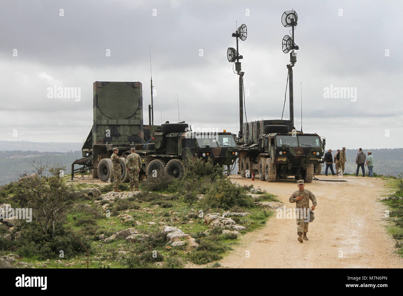 Die Verteidiger von Delta Batterie, 5 Battalion, 7th Air Defense Artillery, Durchführung März Ordnung und System Validation Training für den MM-104 Patriot missile System während Juniper Cobra18 am Berg Eitam, Israel Februar 27., 2018. Die Juniper Cobra Serie besteht aus Ballistic Missile Defence Übungen, die regelmäßig seit 2001 durchgeführt wurden. Stockfoto