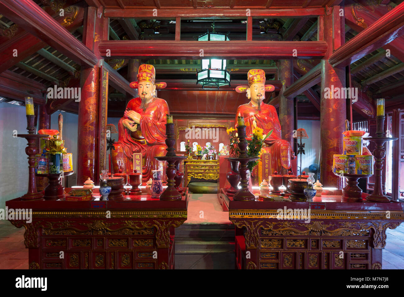 Statuen von zwei Anhänger des Konfuzius, Tempel der Literatur, Quoc Tu Giam, Hanoi, Vietnam Stockfoto