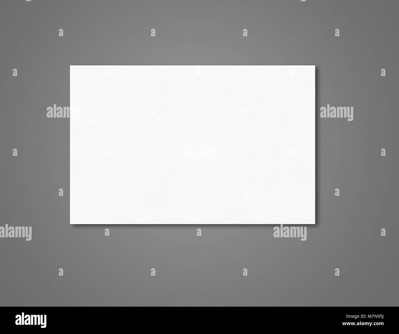 Blank business card mockup Vorlage isoliert auf Dunkelgrau Stockfoto