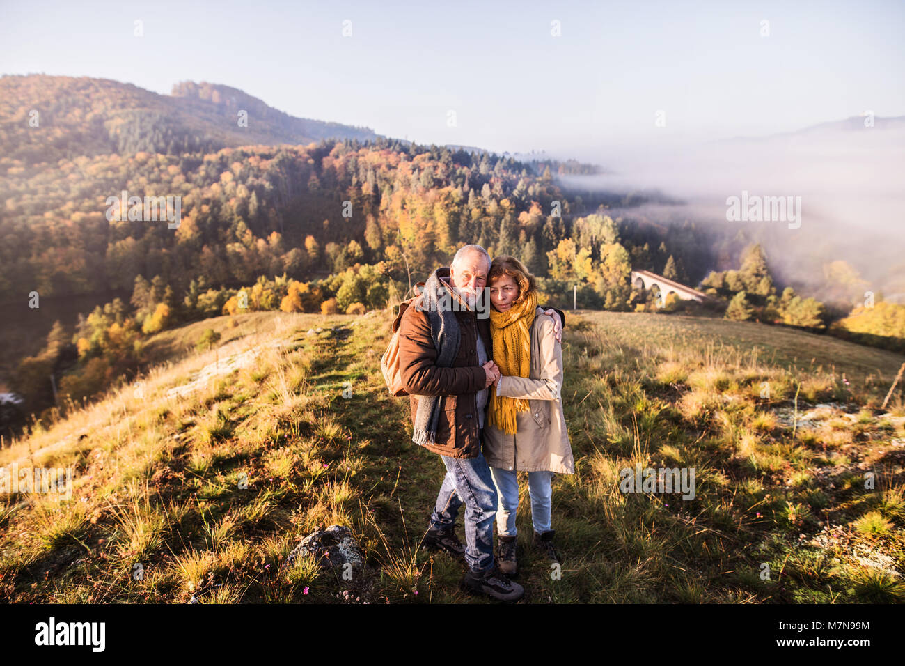 Senior Paar auf einem Spaziergang in einem Herbst Natur. Stockfoto
