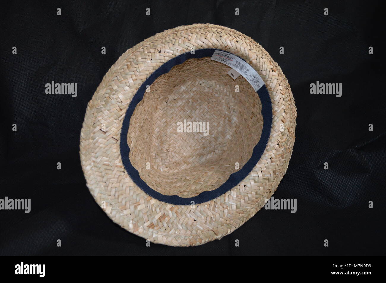 Gewebte Stroh Krempe Trilby Hut mit blauen Band Stockfoto