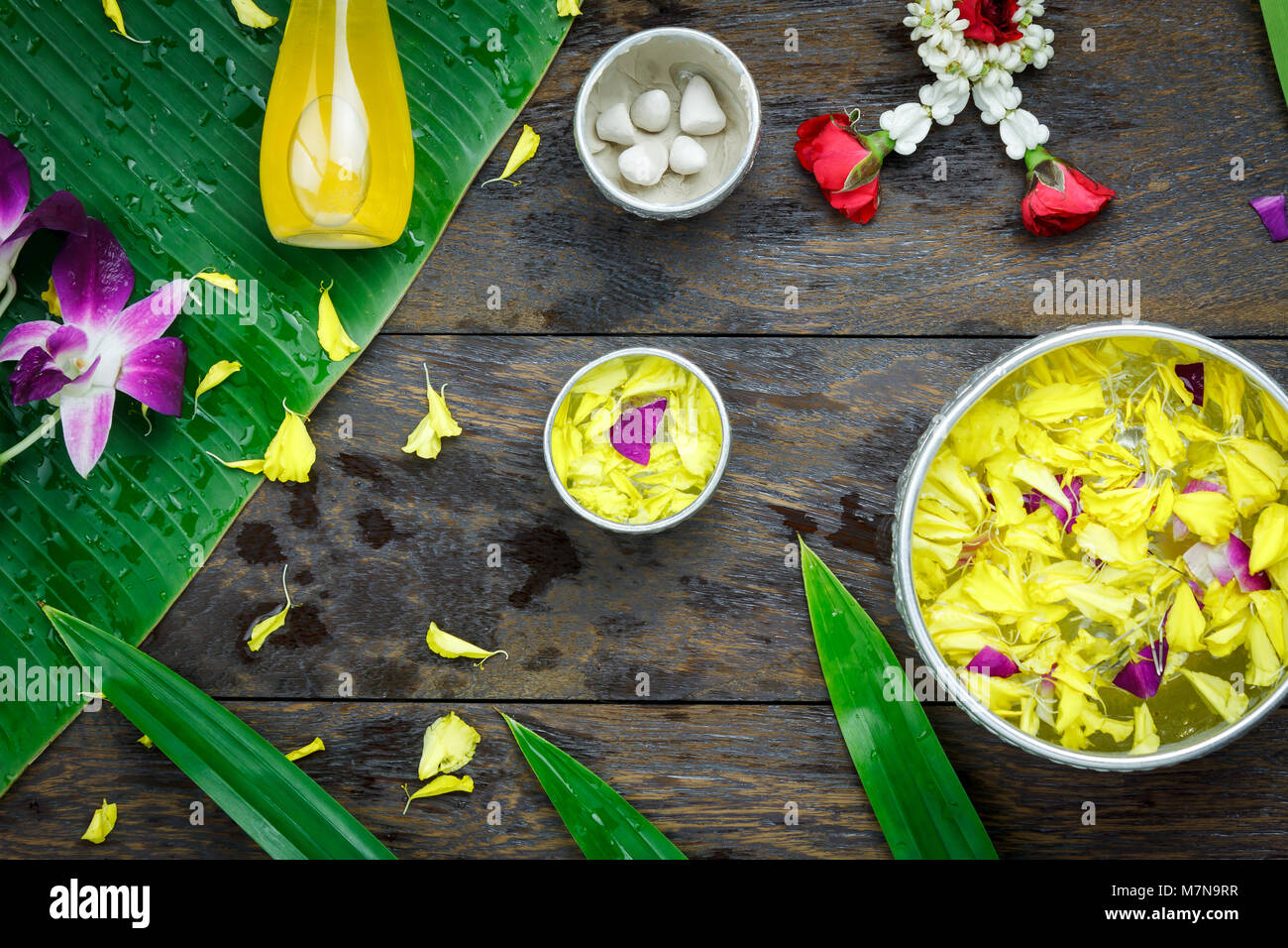 Tabelle Draufsicht Dekoration &-Zeichen auf Songkran Festival oder Thailand neues Jahr Urlaub Hintergrund Konzept. Flach Objekt für den Gottesdienst Jasmin Garland & bl Stockfoto