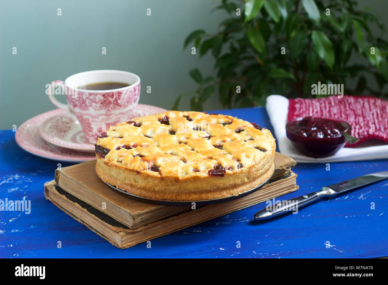 Eine traditionelle amerikanische oder europäische Cherry Pie aus SHORTCAKE. Im rustikalen Stil. Stockfoto