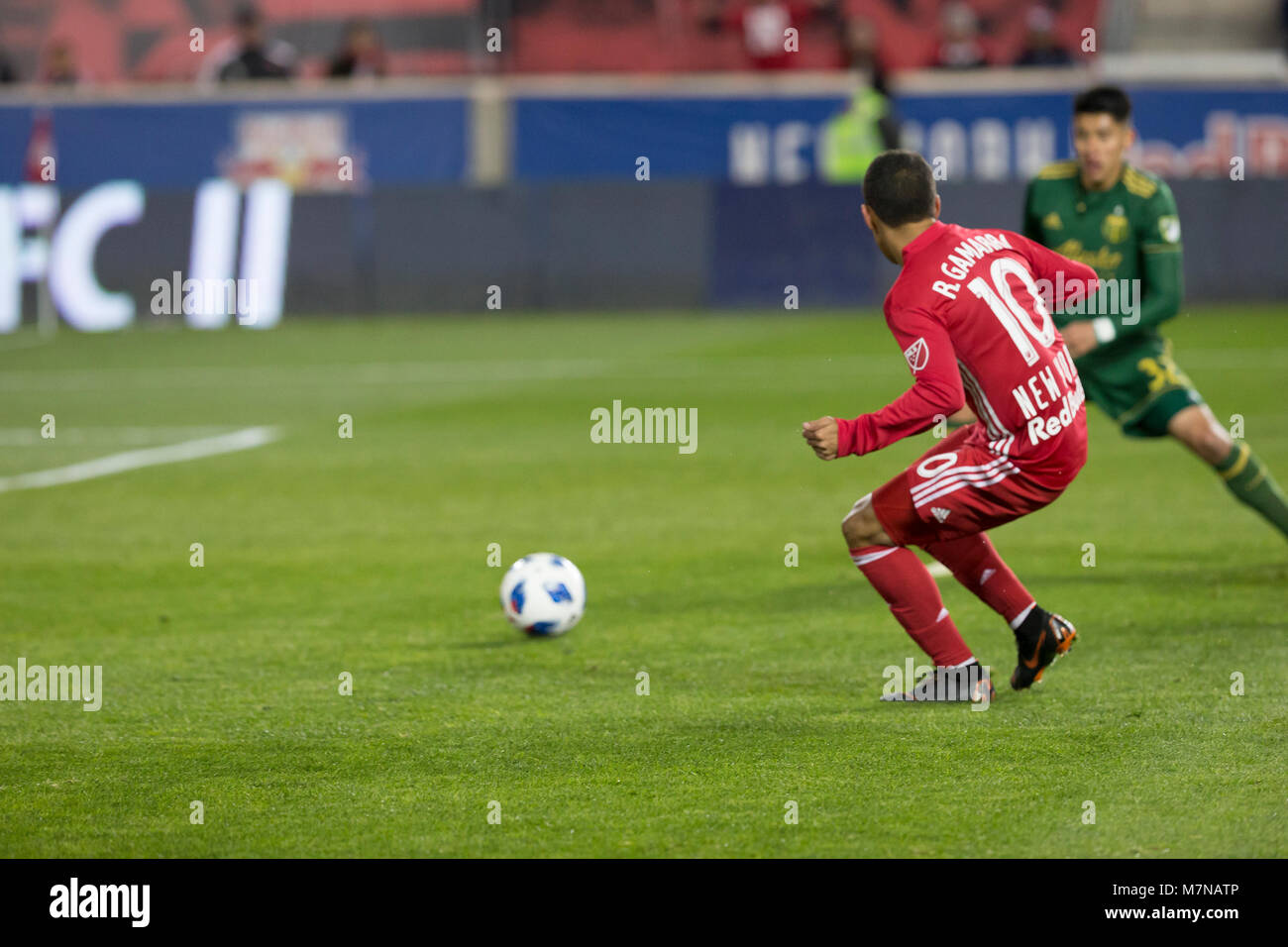 Harrison, der Vereinigten Staaten von Amerika. 10 Mär, 2018. Alejandro Kaku Romero Gamarra (10) übergibt ball Benjamin Minen (nicht abgebildet) der Red Bulls, das Ziel während der regulären MLS Spiel gegen Portland Timbers zählte bei Red Bull Arena Red Bulls gewann 4 - 0 Credit: Lev Radin/Pacific Press/Alamy leben Nachrichten Stockfoto