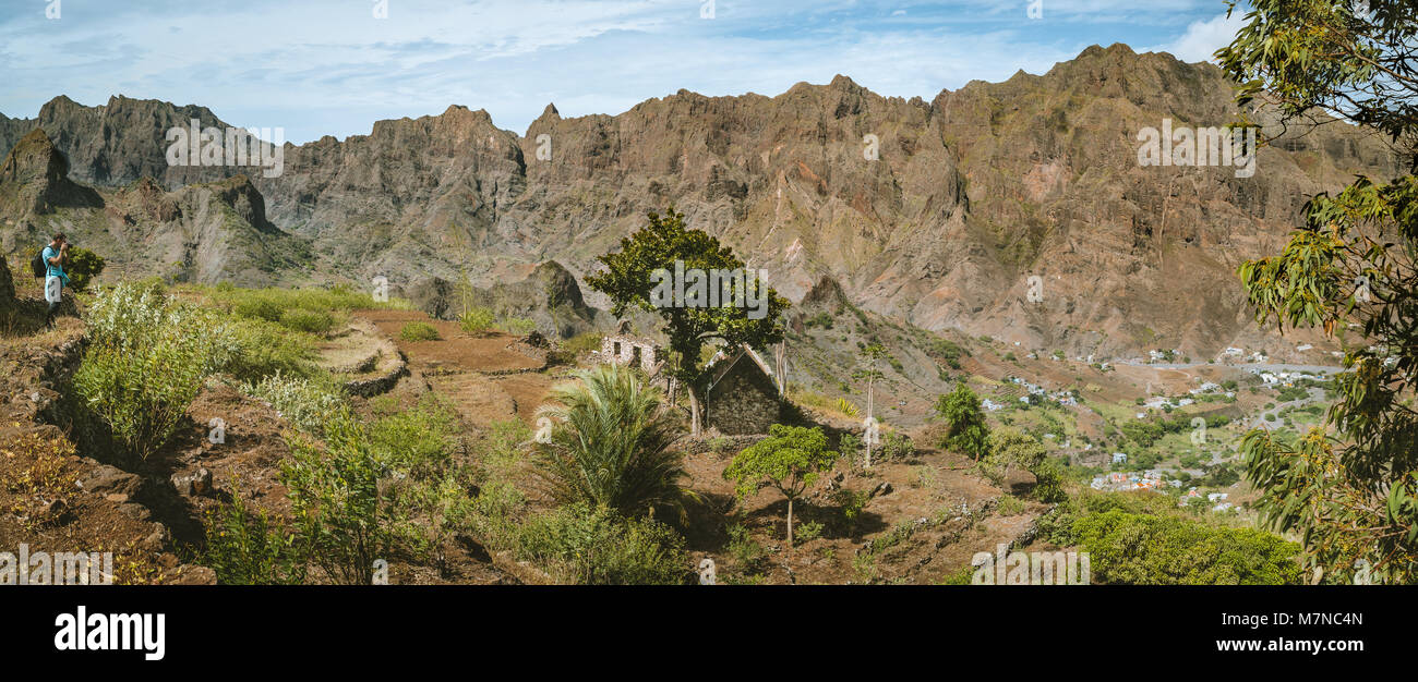 Wanderer macht Landschaftsaufnahmen von landwirtschaftlichen Terrassen, monumentalen Gipfeln und grünen Tälern. Corda Coculli Santo Antao Kap Verde Stockfoto