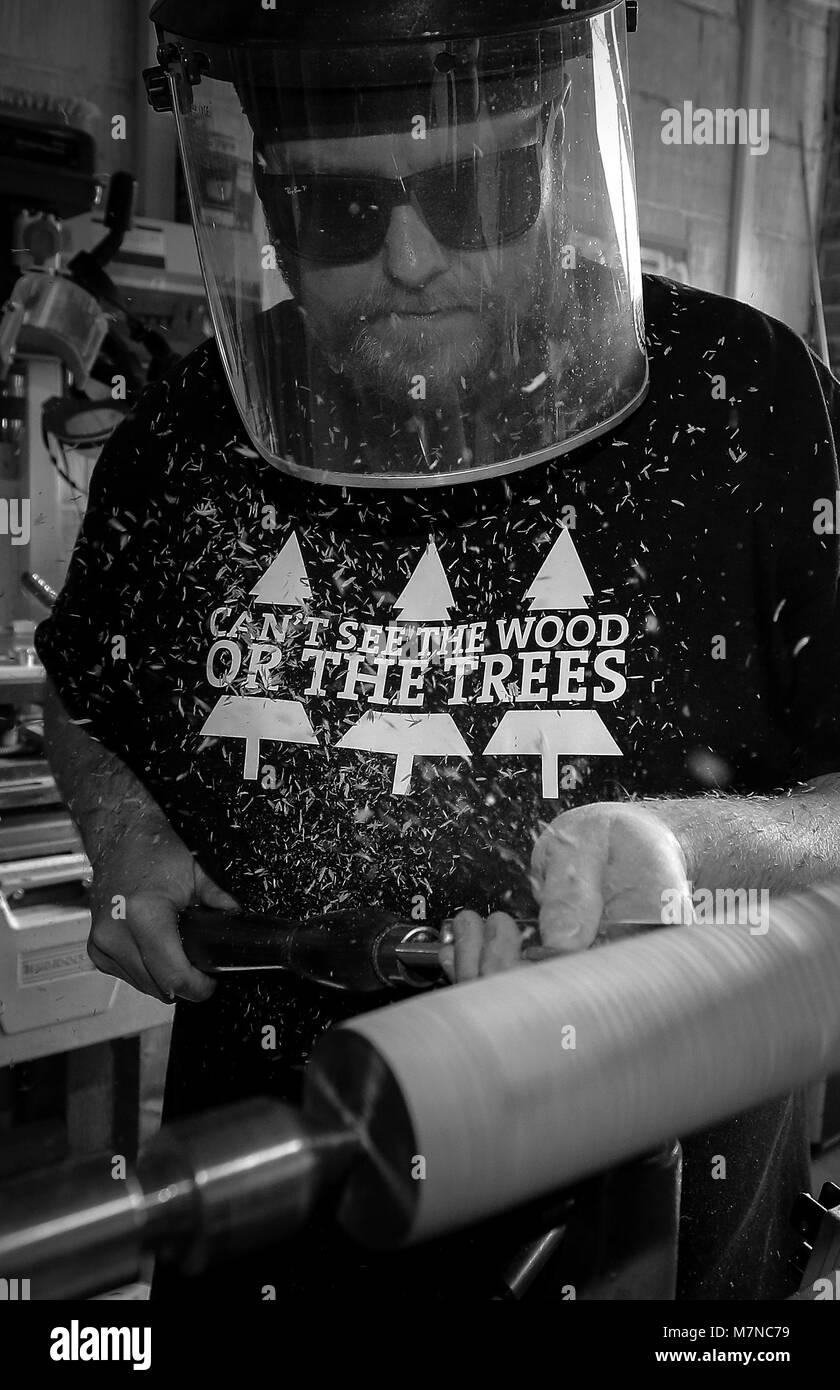 Chris Fisher, der als der blinde Holz Turner bekannt geworden ist, in seiner Werkstatt in der Nähe von Chorley. Nach seinem plötzlichen Verlust der Sehkraft bei nur 39, begann er mit dem Internet Holz drehen, um zu erlernen, und ist jetzt eine unglaubliche Handwerker mit Tausenden Abonnenten zu seinen eigenen YouTube-Kanal. Stockfoto