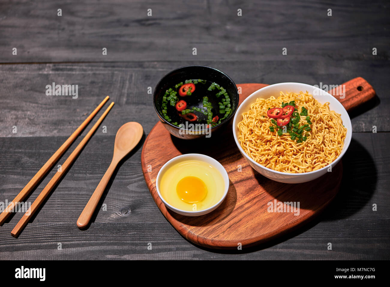 Instant Nudeln mit Ei in Holzschalen Stockfoto