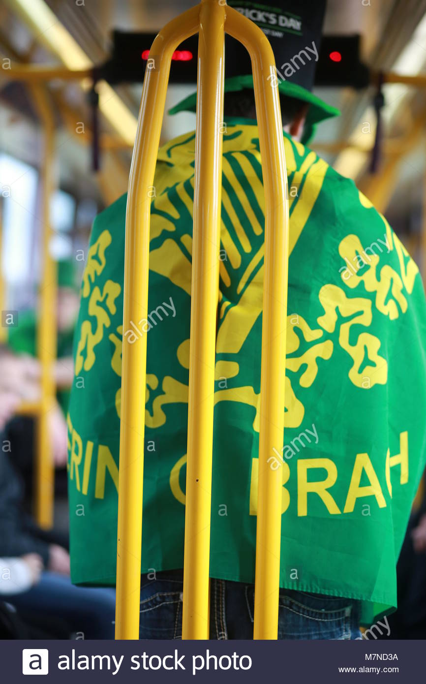 St. Patrick's Day in Dublin, Irland Als die Parade beginnen in der Nähe wächst, und die Menschen reisen in die Innenstadt mit der Straßenbahn. Stockfoto