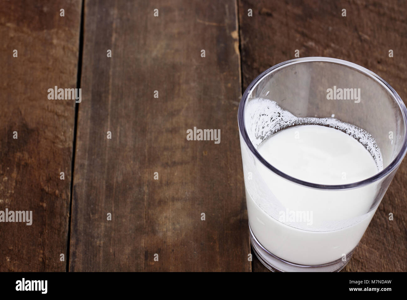 Kefir Milch über rustikal Hintergrund Schuß von Overhead. Kefir ist einer der Top Gesundheit Lebensmittel zur Verfügung die Bereitstellung einer leistungsfähigen Probiotika. Stockfoto