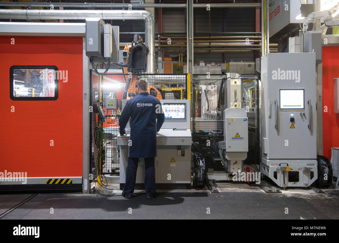 06 März 2018, Deutschland, Göppingen: Ein Mitarbeiter der Allgaier-gruppe steht vor einem Leitstand einer Pressenlinie in der Produktion. Foto: Marijan Murat/dpa Stockfoto