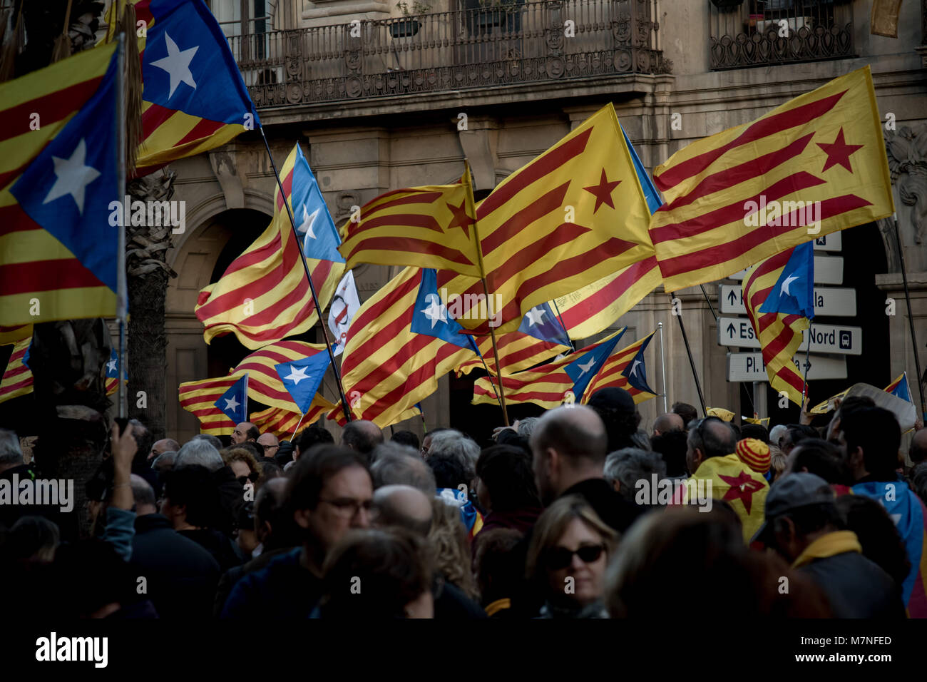 Barcelona, Katalonien, Spanien. 11. März, 2018. Tausende demonstrieren in Barcelona Straßen fordern die Umsetzung der Unabhängige katalanische Republik (nicht wegen der spanischen Regierung Intervention bereitgestellten) nach den vergangenen Ergebnisse des Referendums zum ersten Oktober und das autonome Wahlen am 21. Dezember statt, in der die Unabhängigkeit Parteien erhielt die absolute Mehrheit. Credit: Jordi Boixareu/Alamy leben Nachrichten Stockfoto