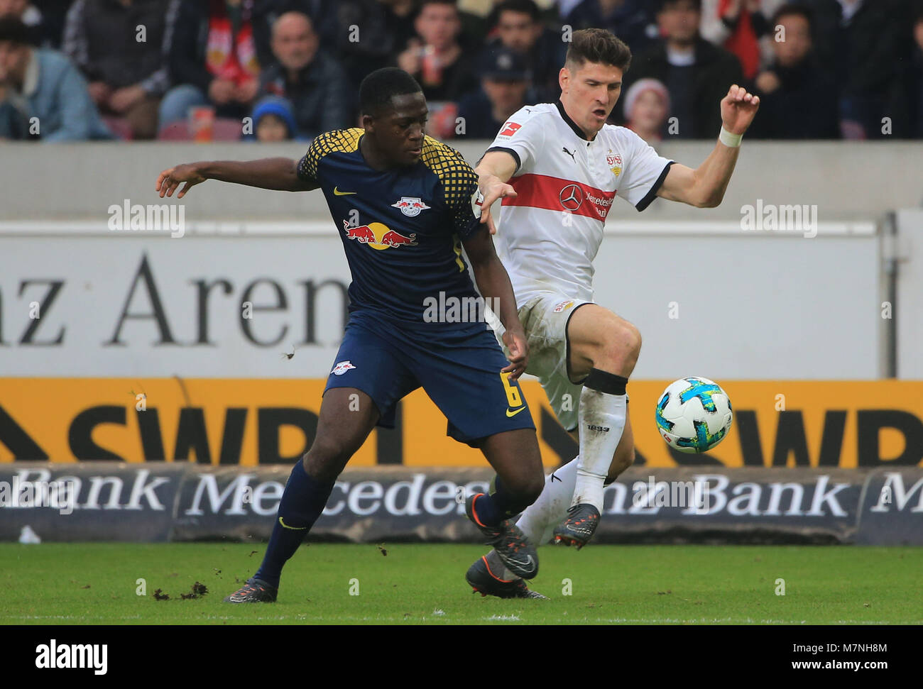 Stuttgart, Deutschland. 11 Mär, 2018. Der Stuttgarter Mario Gomez (R) Mias mit Leipziger Ibrahima Konate während eines Deutschen Bundesligaspiel zwischen dem VfB Stuttgart und RB Leipzig in Stuttgart, Deutschland, am 11. März 2018. Das Spiel endete 0:0. Credit: Philippe Ruiz/Xinhua/Alamy leben Nachrichten Stockfoto