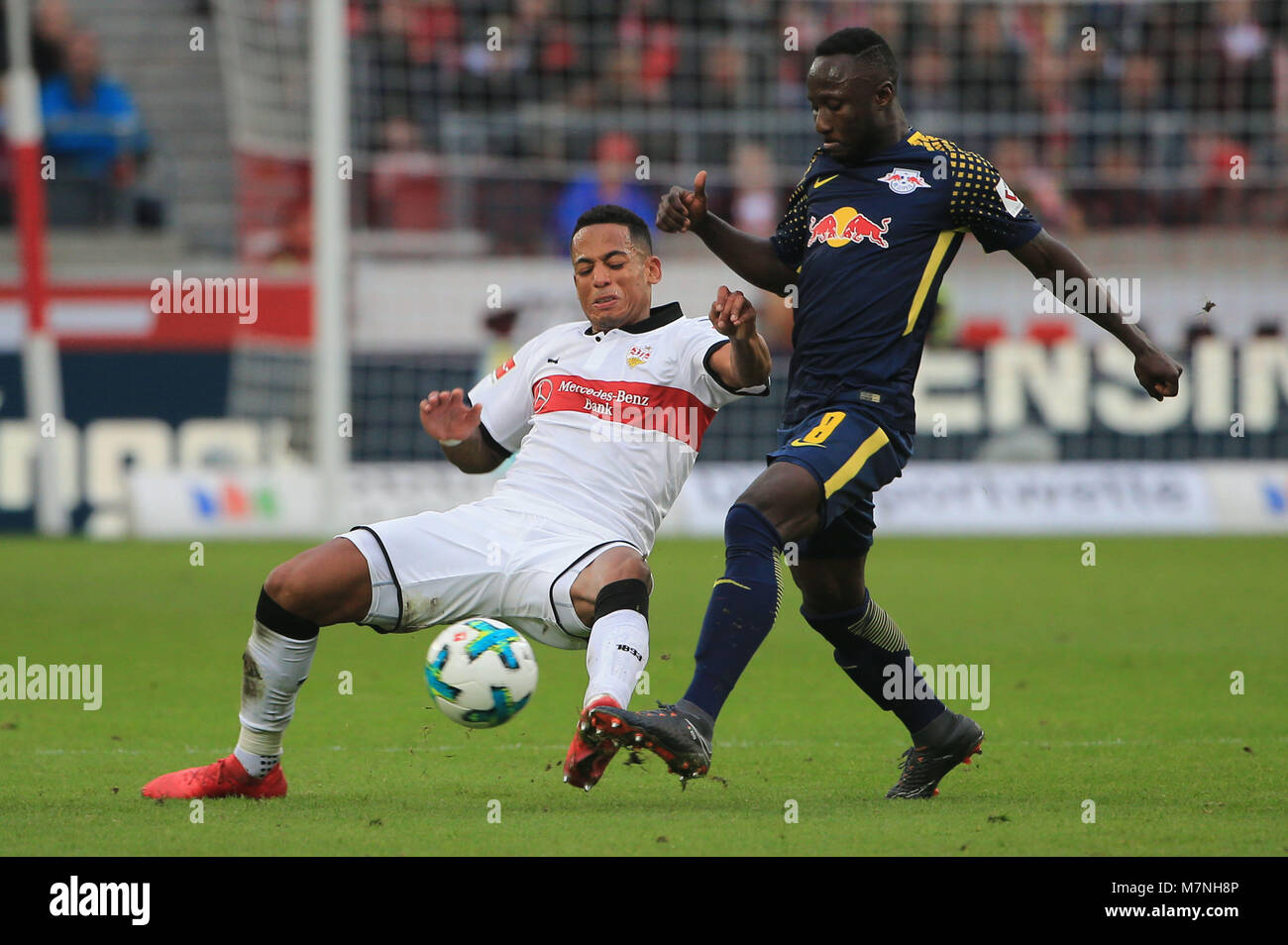 Stuttgart, Deutschland. 11 Mär, 2018. Leipziger Naby Keita (R) Mias mit der Stuttgarter Dennis Aogo während eines Deutschen Bundesligaspiel zwischen dem VfB Stuttgart und RB Leipzig in Stuttgart, Deutschland, am 11. März 2018. Das Spiel endete 0:0. Credit: Philippe Ruiz/Xinhua/Alamy leben Nachrichten Stockfoto