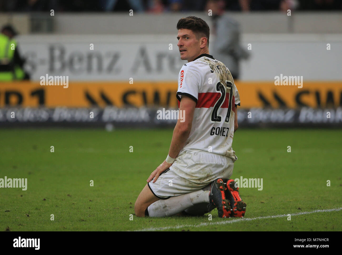 Stuttgart, Deutschland. 11 Mär, 2018. Der Stuttgarter Mario Gomez reagiert während eines Deutschen Bundesligaspiel zwischen dem VfB Stuttgart und RB Leipzig in Stuttgart, Deutschland, am 11. März 2018. Das Spiel endete 0:0. Credit: Philippe Ruiz/Xinhua/Alamy leben Nachrichten Stockfoto