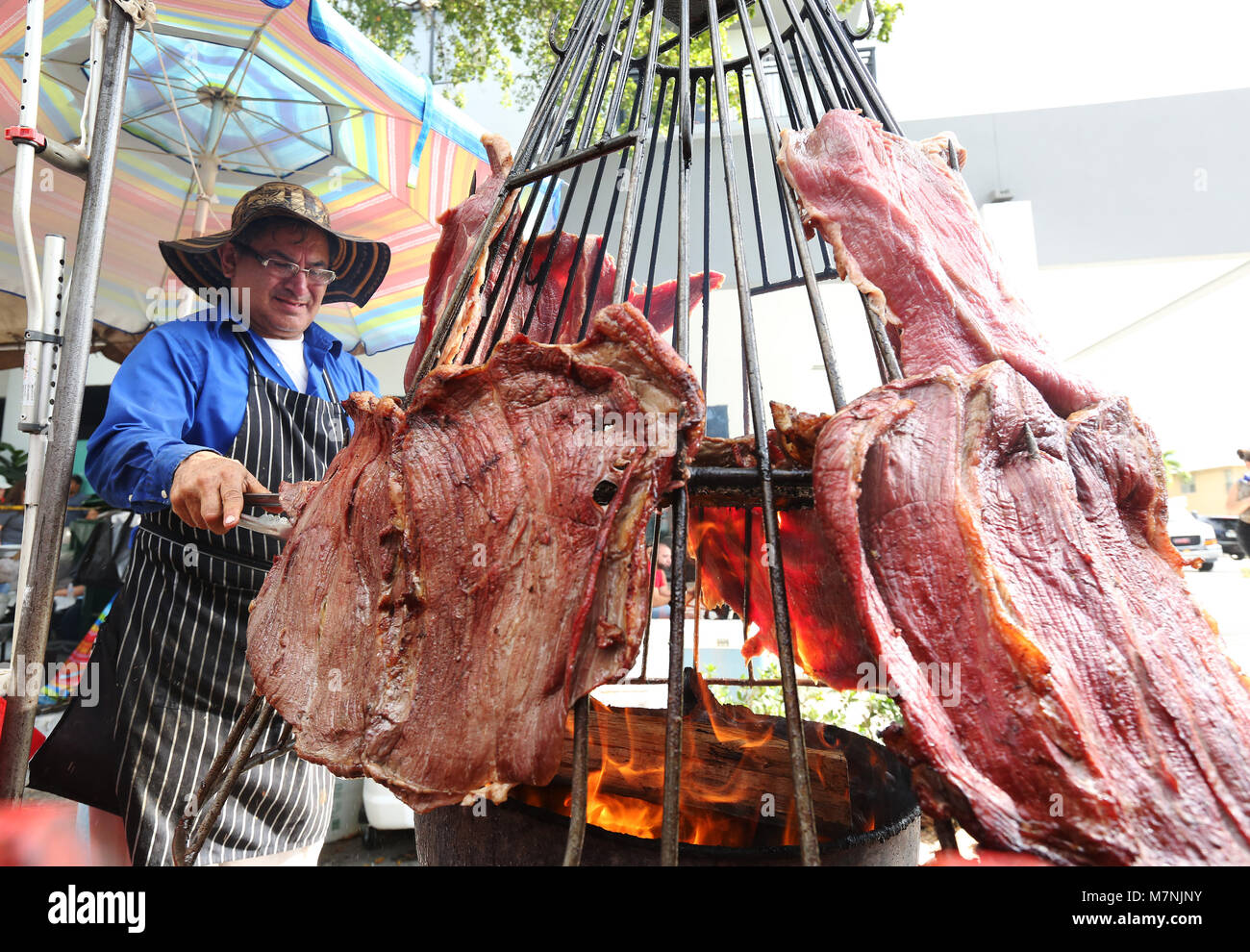 Miami, USA. 11 Mär, 2018. Ein Anbieter kocht Fleisch während der 41st jährlichen Calle Ocho Fest auf SW 8th Street in Little Havana Gemeinschaft als Teil der Carnaval Miami am 11. März in Miami, Florida, 2018. (Foto von Sean Drakes/Alamy Live News) Credit: SEAN DRAKES/Alamy leben Nachrichten Stockfoto