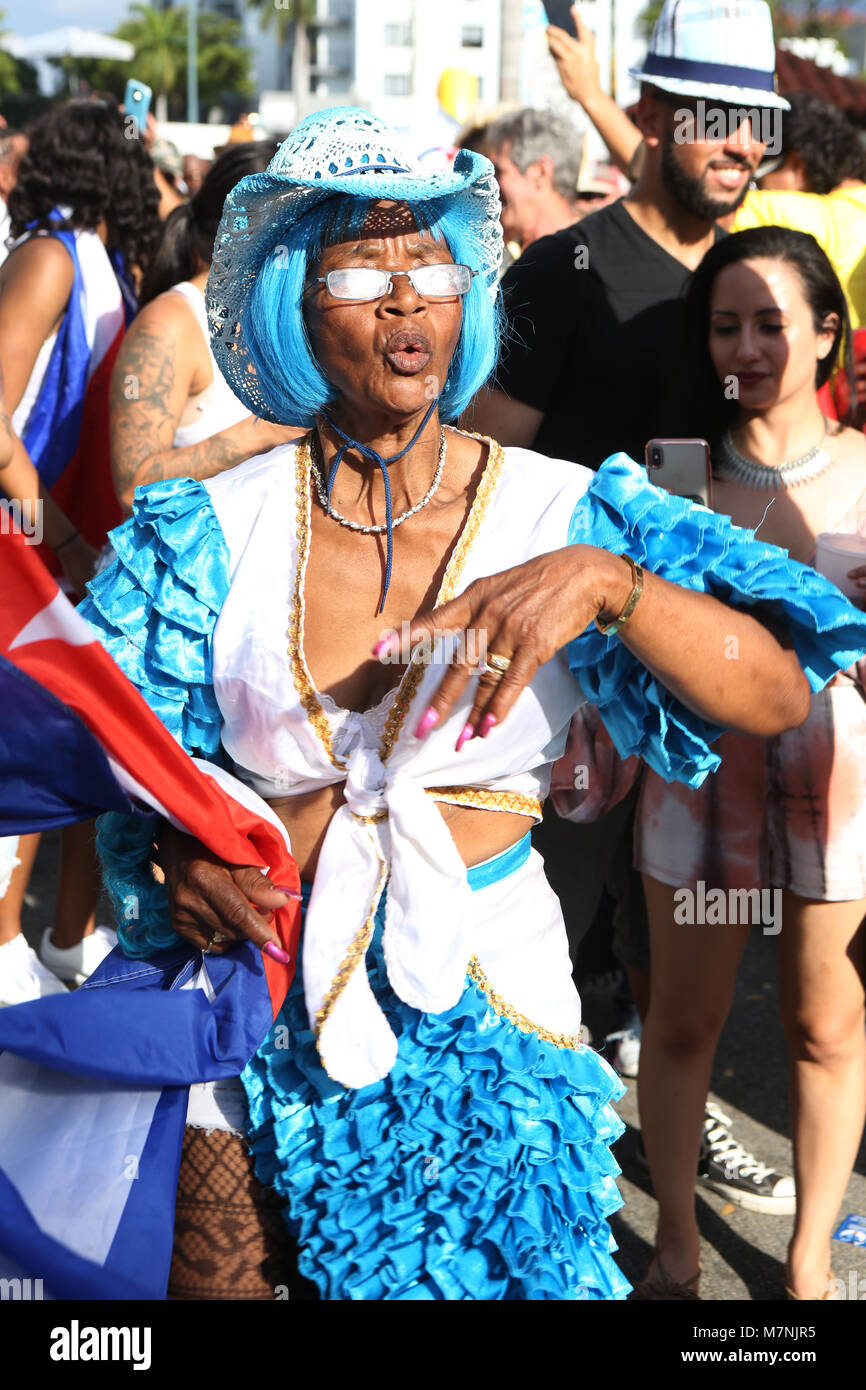Miami, USA. 11 Mär, 2018. Die Leute tanzen zu lateinamerikanischer Musik während der 41st jährlichen Calle Ocho Fest auf SW 8th Street in Little Havana Gemeinschaft als Teil der Carnaval Miami am 11. März in Miami, Florida, 2018. (Foto von Sean Drakes/Alamy Live News) Credit: SEAN DRAKES/Alamy leben Nachrichten Stockfoto