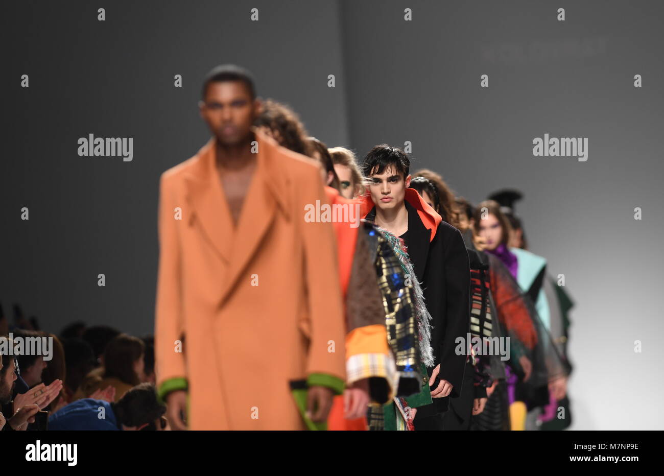 Lissabon, Portugal. 11 Mär, 2018. Modelle Kreationen von Designer Kolovrat in Lissabon Fashion Week Herbst/Winter 2018/19 in Lissabon, Portugal, 11. März 2018. Credit: Zhang Liyun/Xinhua/Alamy leben Nachrichten Stockfoto