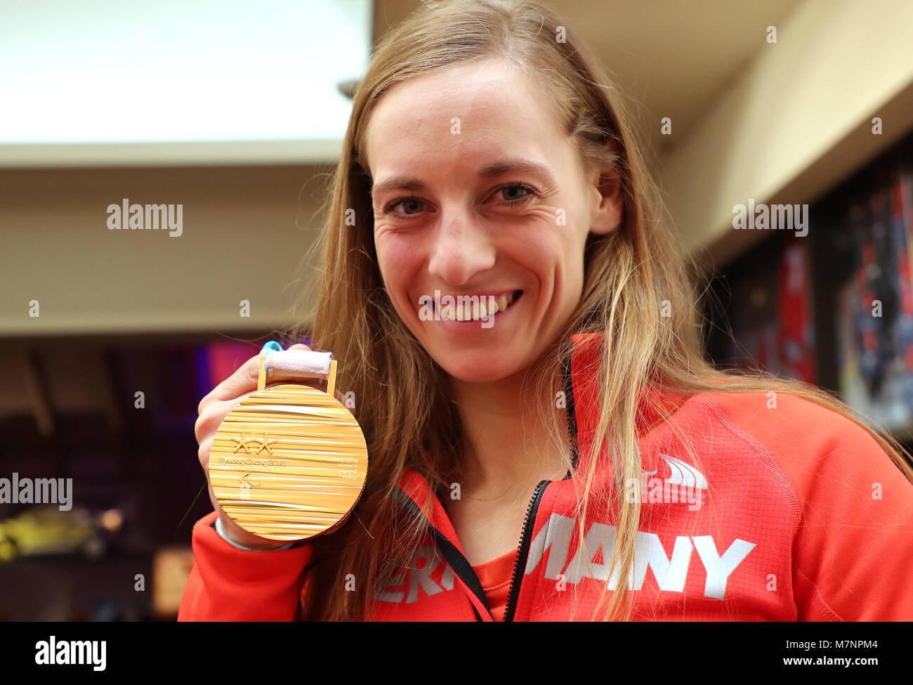 Pyeongchang, Südkorea. 11 Mär, 2018. 11 März 2018, Südkorea, PyeongChang: Paralympics, Deutsches Haus, Alpine Skiing der Frauen: Deutsche para alpine Skifahrer Anna Schaffelhuber zeigt ihre zweite Goldmedaille. Foto: Karl-Josef Hildenbrand/dpa/Alamy leben Nachrichten Stockfoto