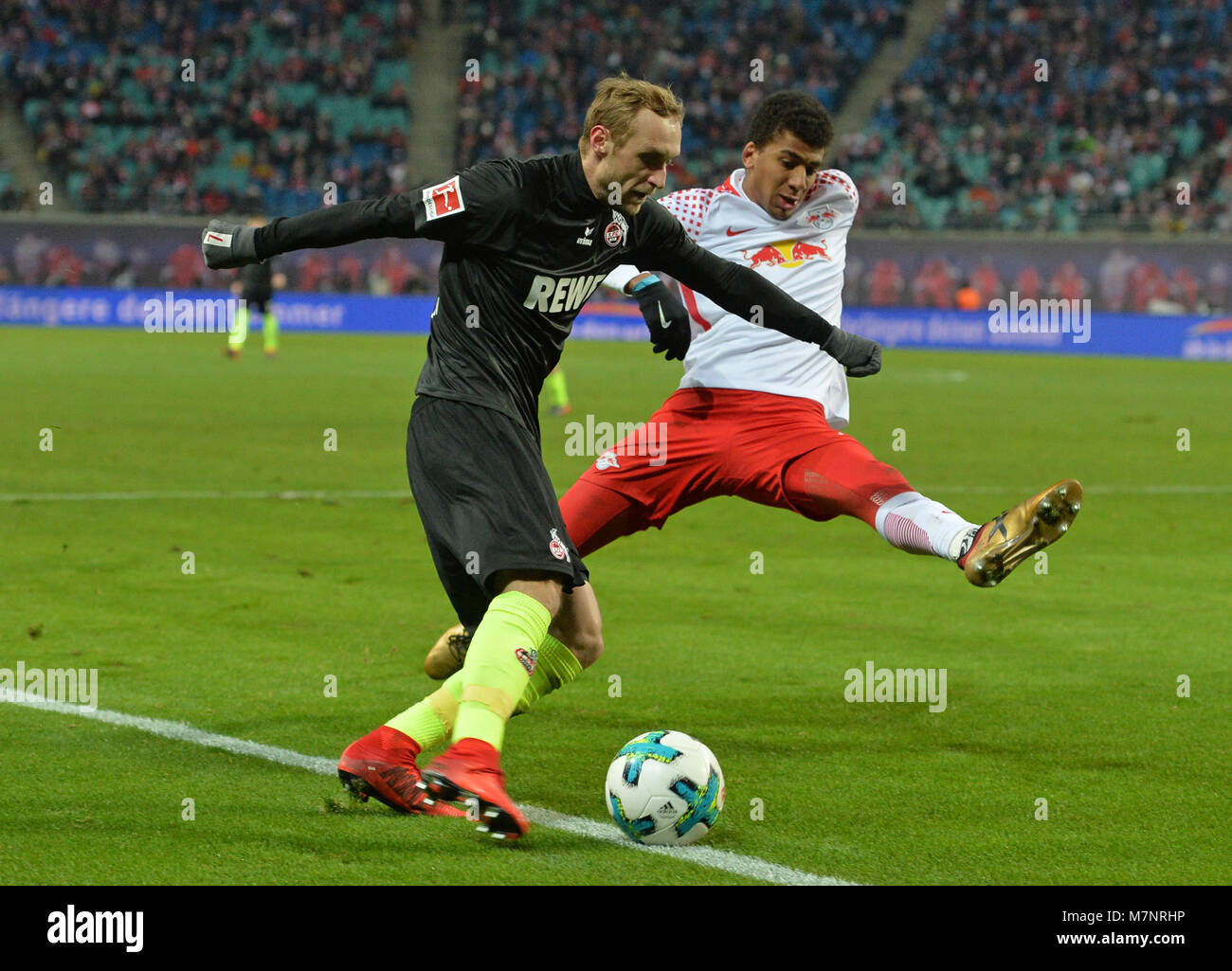 Von links nach rechts: Marcel RISSE (K), Bernardo (L), Duellen, Aktion, Fussball 1. 1. Fussballbundesliga, 24. Spieltag, RB Leipzig (L) - 1.FC Köln (K) 1:2, am 25.02.2018 in Leipzig/Deutschland. | Verwendung weltweit Stockfoto