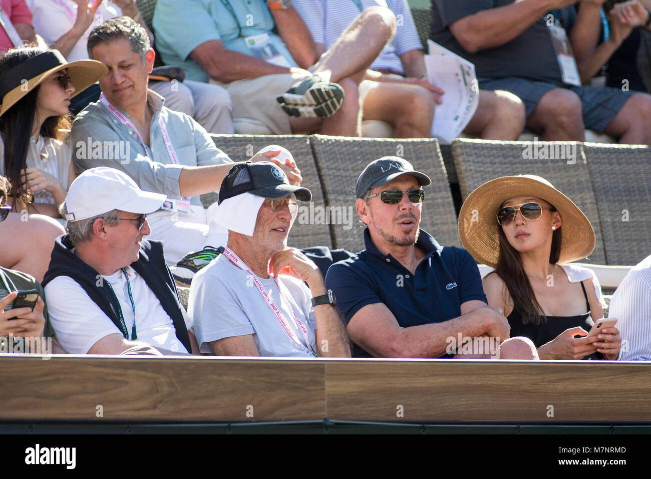 Indian Wells, Kalifornien, USA. 11 Mär, 2018. Oracle-CEO Larry Ellison Uhren Roger Federer (SUI) Niederlage Federico Delbonis (ARG) 6-3, 7-6 (6) Die BNP Paribas Open in Indian Wells Tennis Garden im kalifornischen Indian Wells gespielt. © Mals Taam/TennisClix/CSM/Alamy leben Nachrichten Stockfoto