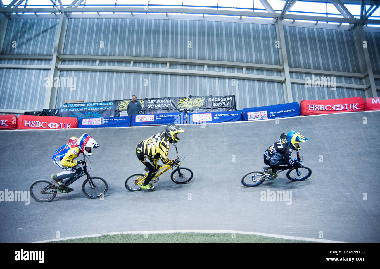 Nationale Radfahren Centre, Manchester, UK, 11. März 2018. 777, Daniel Cay, Barnesbury CC, führt rund um die 2. berm während eines männlichen 14 Rennen von Runde 2 der HSBC UK | BMX nationalen Serie an der HSBC UK National Radfahren Center. © David Rebhuhn/Alamy leben Nachrichten Stockfoto