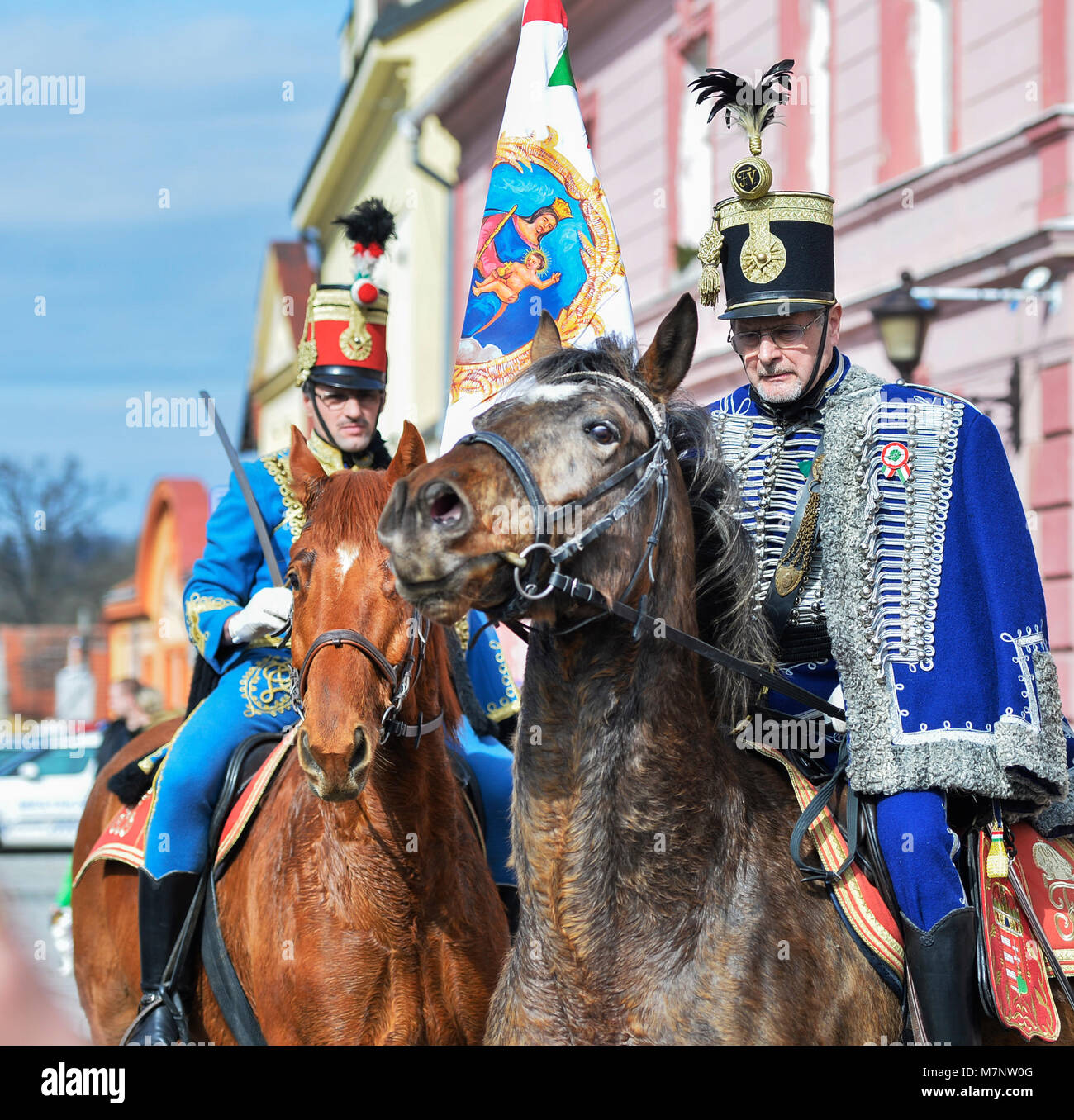 Dobrany, Tschechische Republik. 10 Mär, 2018. Ungarische Staat, Botschaft und Militärs enthüllt die Gedenktafel zu Baron Norbert Ormay (1813-1849), der für seine Beteiligung an der Ungarischen Revolution von 1848 durchgeführt wurde, in seinem Geburtsort, dem kleinen tschechischen Stadt Dobrany, Tschechien, am 10. März 2018. Auf dem Foto zu sehen sind Mitglieder der ungarischen Kavallerie. Credit: Miroslav Chaloupka/CTK Photo/Alamy leben Nachrichten Stockfoto