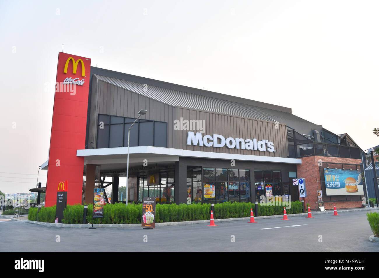 AYUTTHAYA - MÄRZ 11: McDonald's in Thailand, Corporation ist der weltweit größte Kette von Hamburger Fast-Food-Restaurants, während des Tages geöffnet am 11. März 2018, Ayutthaya Thailand. Stockfoto