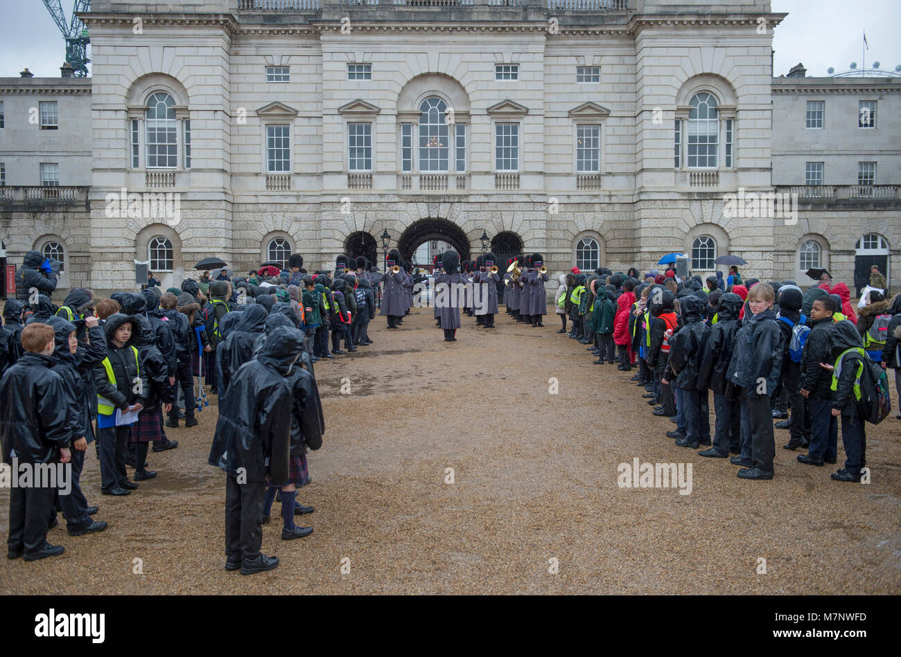Horse Guards Parade, London, UK. 12. März 2018. Singen für den Commonwealth! Die Band der Coldstream Guards 400 Mitglieder des Commonwealth Kinderchor in eine musikalische Feier des Commonwealth Tag 2018 begleiten. Einer Welt, die Uraufführung eines neuen Zusammensetzung wird gespielt", ein Freund zu sein", Ihre Majestät die Königin gewidmet und Markierung der Commonwealth Tagung der Regierungschefs (chogm) in London im April 2018 gehalten wird. Credit: Malcolm Park/Alamy Leben Nachrichten. Stockfoto