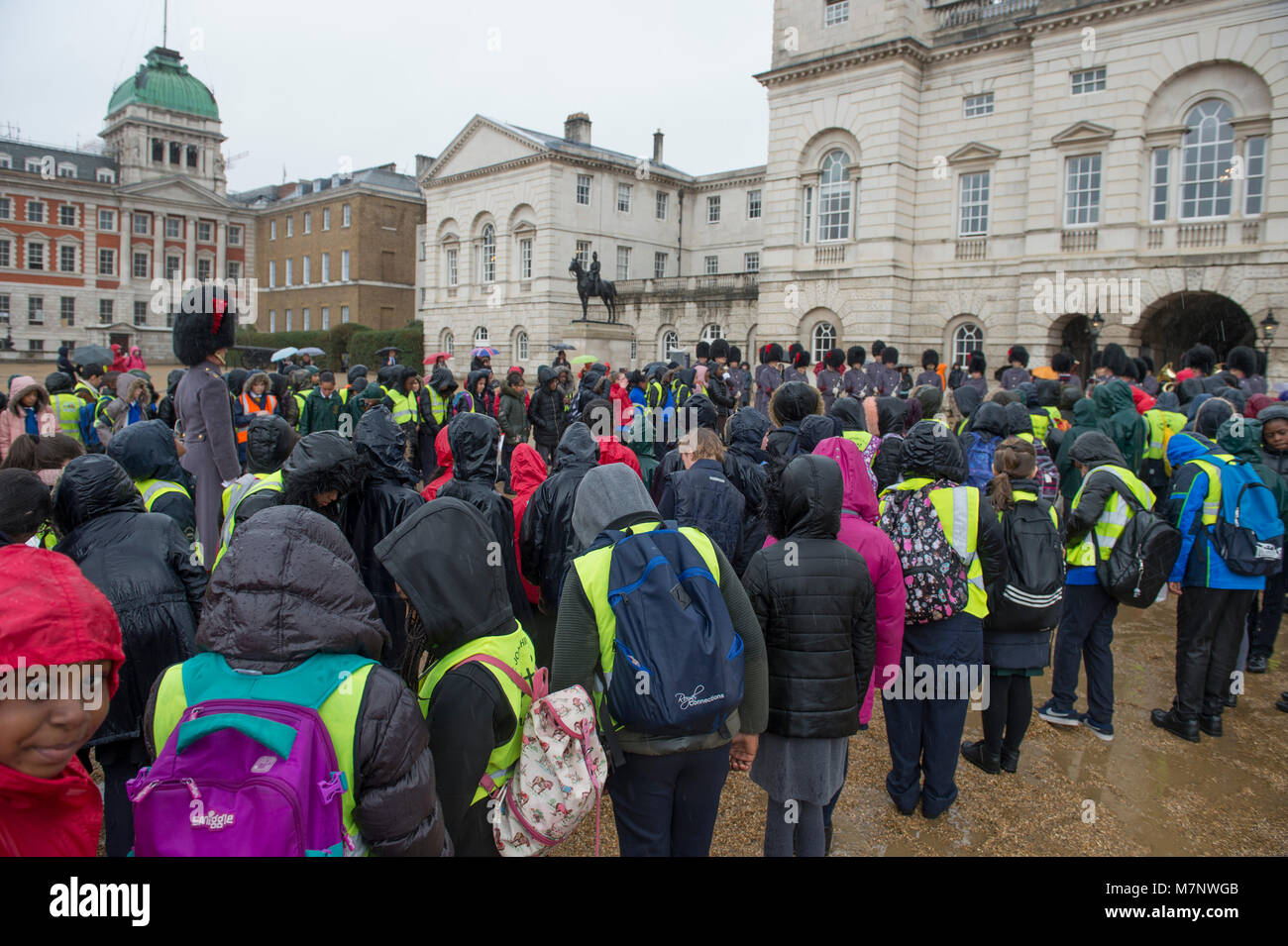 Horse Guards Parade, London, UK. 12. März 2018. Singen für den Commonwealth! Die Band der Coldstream Guards 400 Mitglieder des Commonwealth Kinderchor in eine musikalische Feier des Commonwealth Tag 2018 begleiten. Einer Welt, die Uraufführung eines neuen Zusammensetzung wird gespielt", ein Freund zu sein", Ihre Majestät die Königin gewidmet und Markierung der Commonwealth Tagung der Regierungschefs (chogm) in London im April 2018 gehalten wird. Credit: Malcolm Park/Alamy Leben Nachrichten. Stockfoto