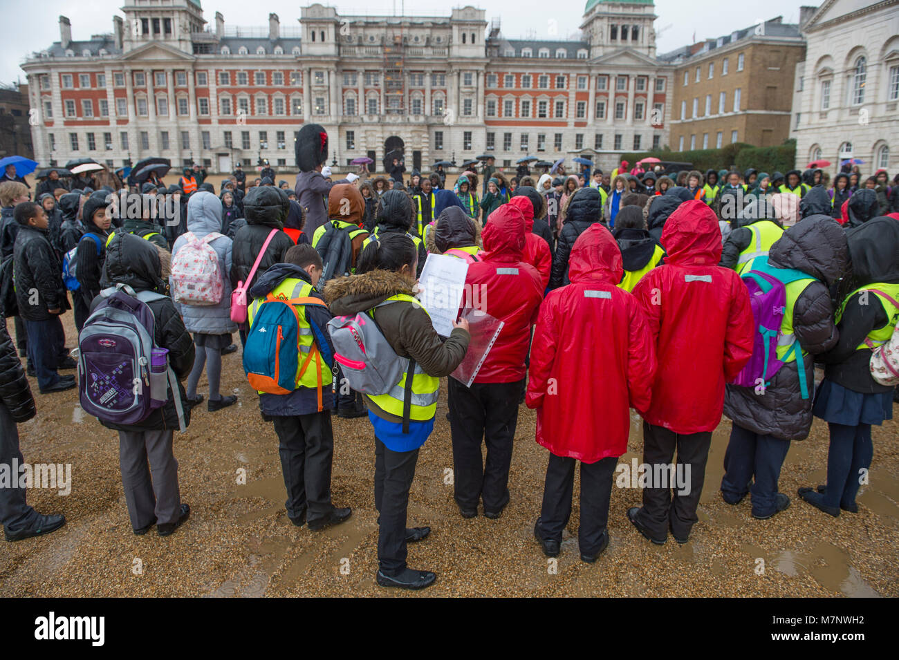 Horse Guards Parade, London, UK. 12. März 2018. Singen für den Commonwealth! Die Band der Coldstream Guards 400 Mitglieder des Commonwealth Kinderchor in eine musikalische Feier des Commonwealth Tag 2018 begleiten. Einer Welt, die Uraufführung eines neuen Zusammensetzung wird gespielt", ein Freund zu sein", Ihre Majestät die Königin gewidmet und Markierung der Commonwealth Tagung der Regierungschefs (chogm) in London im April 2018 gehalten wird. Credit: Malcolm Park/Alamy Leben Nachrichten. Stockfoto