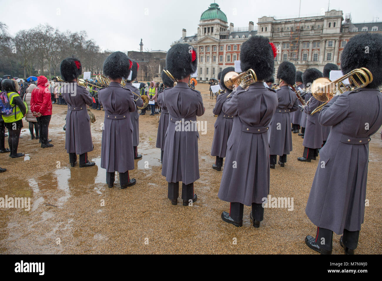 Horse Guards Parade, London, UK. 12. März 2018. Singen für den Commonwealth! Die Band der Coldstream Guards 400 Mitglieder des Commonwealth Kinderchor in eine musikalische Feier des Commonwealth Tag 2018 begleiten. Einer Welt, die Uraufführung eines neuen Zusammensetzung wird gespielt", ein Freund zu sein", Ihre Majestät die Königin gewidmet und Markierung der Commonwealth Tagung der Regierungschefs (chogm) in London im April 2018 gehalten wird. Credit: Malcolm Park/Alamy Leben Nachrichten. Stockfoto