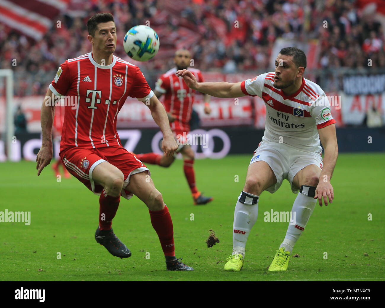 20180310, Fußball, 1. 1. Fussballbundesliga, 26. Spieltag, bei der Allianz Arena München, FC Bayern vs Hamburger SV, Fussball, Sport, im Bild: Robert Lewandowski (FCB) vs Kyriakos Papadopoulos (HSV) * Copyright: Philippe Ruiz Stockfoto