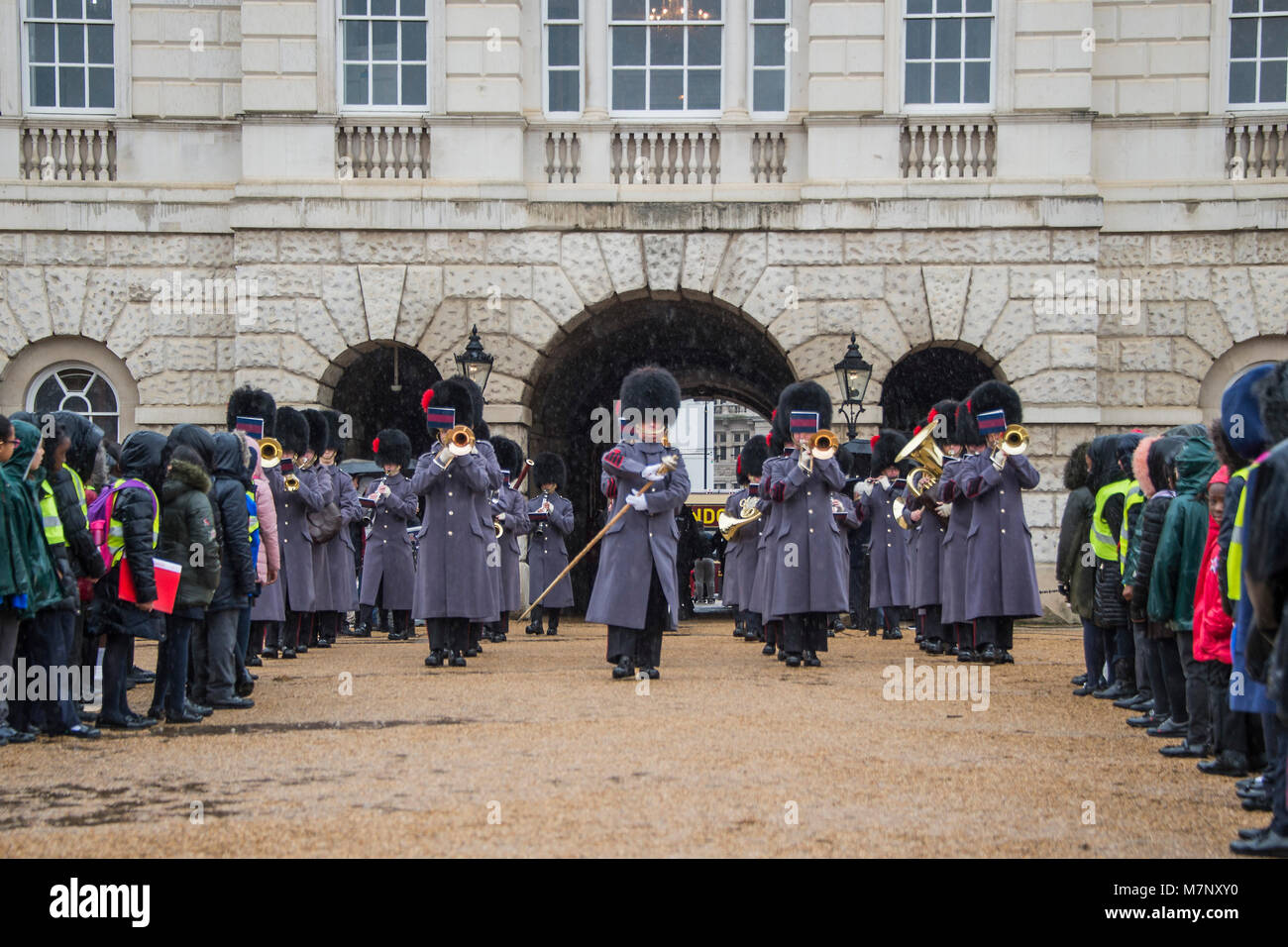 London, Großbritannien. 12. März, 2018. Die Band der Coldstream Guards begleitet 400 Mitglieder des Commonwealth Kinderchor in eine musikalische Feier des Commonwealth Tag 2018. Die Leistung, auf Horse Guards Parade, enthalten eine Weltpremiere einer neuen Zusammensetzung, "ein Freund", Ihrer Majestät der Königin (dedizierte und Markierung der Commonwealth Tagung der Regierungschefs (chogm) in London im April 2018 gehalten wird). Es wurde komponiert von großen Simon Haw MBE. Credit: Guy Bell/Alamy leben Nachrichten Stockfoto