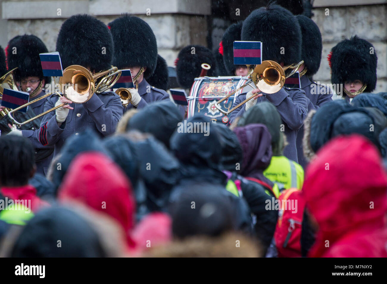 London, Großbritannien. 12. März, 2018. Die Band der Coldstream Guards begleitet 400 Mitglieder des Commonwealth Kinderchor in eine musikalische Feier des Commonwealth Tag 2018. Die Leistung, auf Horse Guards Parade, enthalten eine Weltpremiere einer neuen Zusammensetzung, "ein Freund", Ihrer Majestät der Königin (dedizierte und Markierung der Commonwealth Tagung der Regierungschefs (chogm) in London im April 2018 gehalten wird). Es wurde komponiert von großen Simon Haw MBE. Credit: Guy Bell/Alamy leben Nachrichten Stockfoto