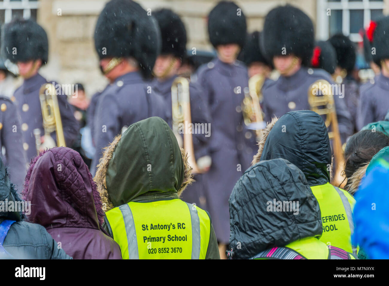 London, Großbritannien. 12. März, 2018. Die Band der Coldstream Guards begleitet 400 Mitglieder des Commonwealth Kinderchor in eine musikalische Feier des Commonwealth Tag 2018. Die Leistung, auf Horse Guards Parade, enthalten eine Weltpremiere einer neuen Zusammensetzung, "ein Freund", Ihrer Majestät der Königin (dedizierte und Markierung der Commonwealth Tagung der Regierungschefs (chogm) in London im April 2018 gehalten wird). Es wurde komponiert von großen Simon Haw MBE. Credit: Guy Bell/Alamy leben Nachrichten Stockfoto