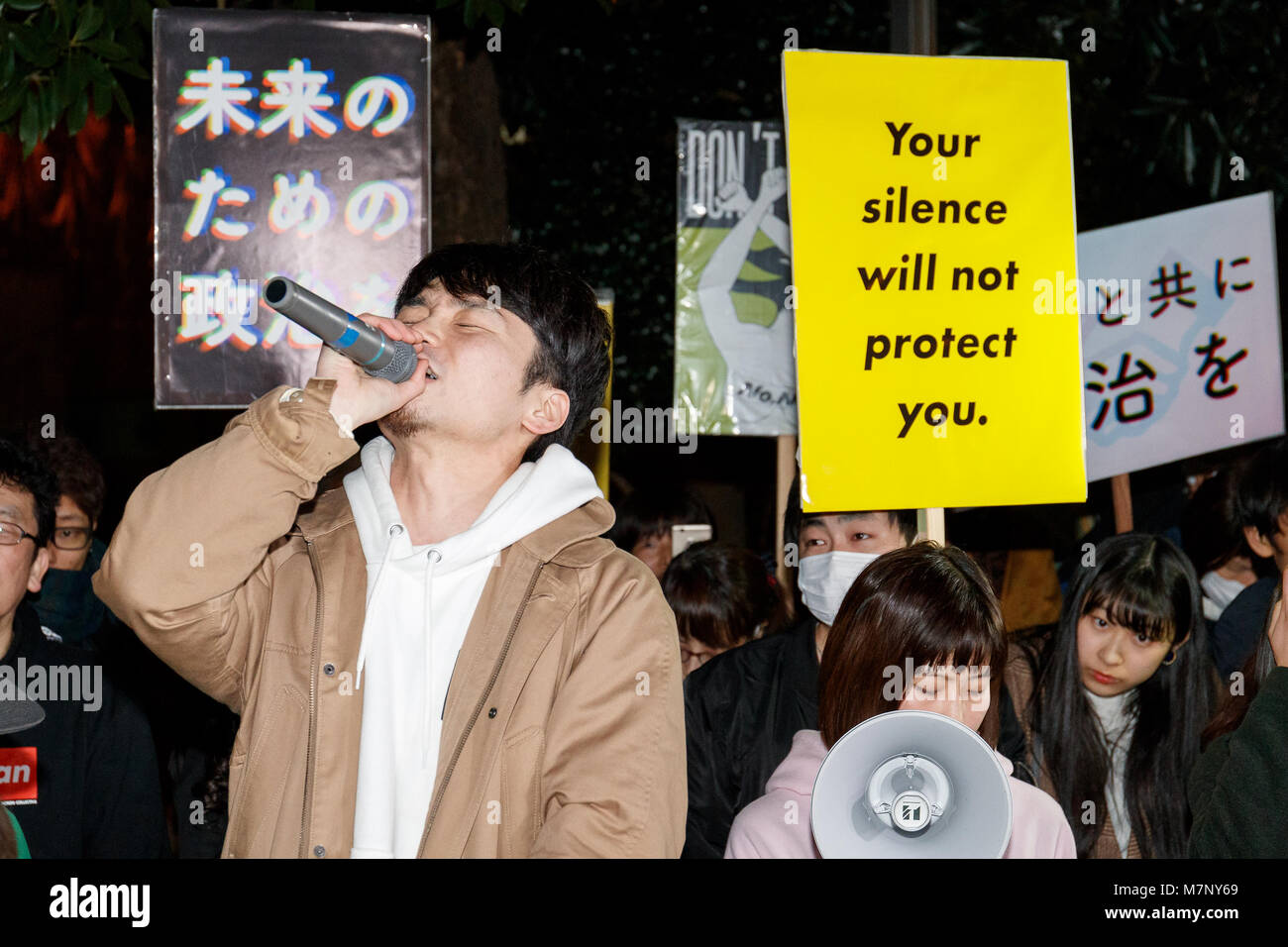 Aki Okuda, ein ehemaliges Gründungsmitglied der japanischen Studenten protestieren Gruppe Studenten Sofortmaßnahme für die liberale Demokratie (SEALDs), Gesänge vor dem Büro des Premierministers nach Japans Finanzministerium zugelassen auf eine Änderung von Datensätzen verknüpfen von der Frau des Ministerpräsidenten, Akie, der Moritomo Gakuen Skandal, 12. März 2018, Tokio, Japan. Es zeigte sich, dass Akie Abe's Name wurde von Dokumente, die besondere Behandlung von Moritomo Gakuen entfernt. Ministerpräsident Shinzo Abe hat stets bestritten, dass weder er noch seine Frau eine Rolle im Verkauf von stark reduzierten öffentlichen Land M gespielt hatte Stockfoto