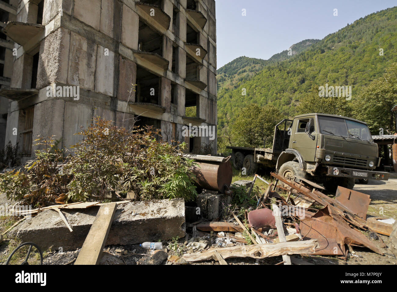 Verlassene russische Gebäude und russischen Kamaz LKW am Straßenrand anhalten von Zizxvari, Swaneti Region des Kaukasus, Georgien Stockfoto