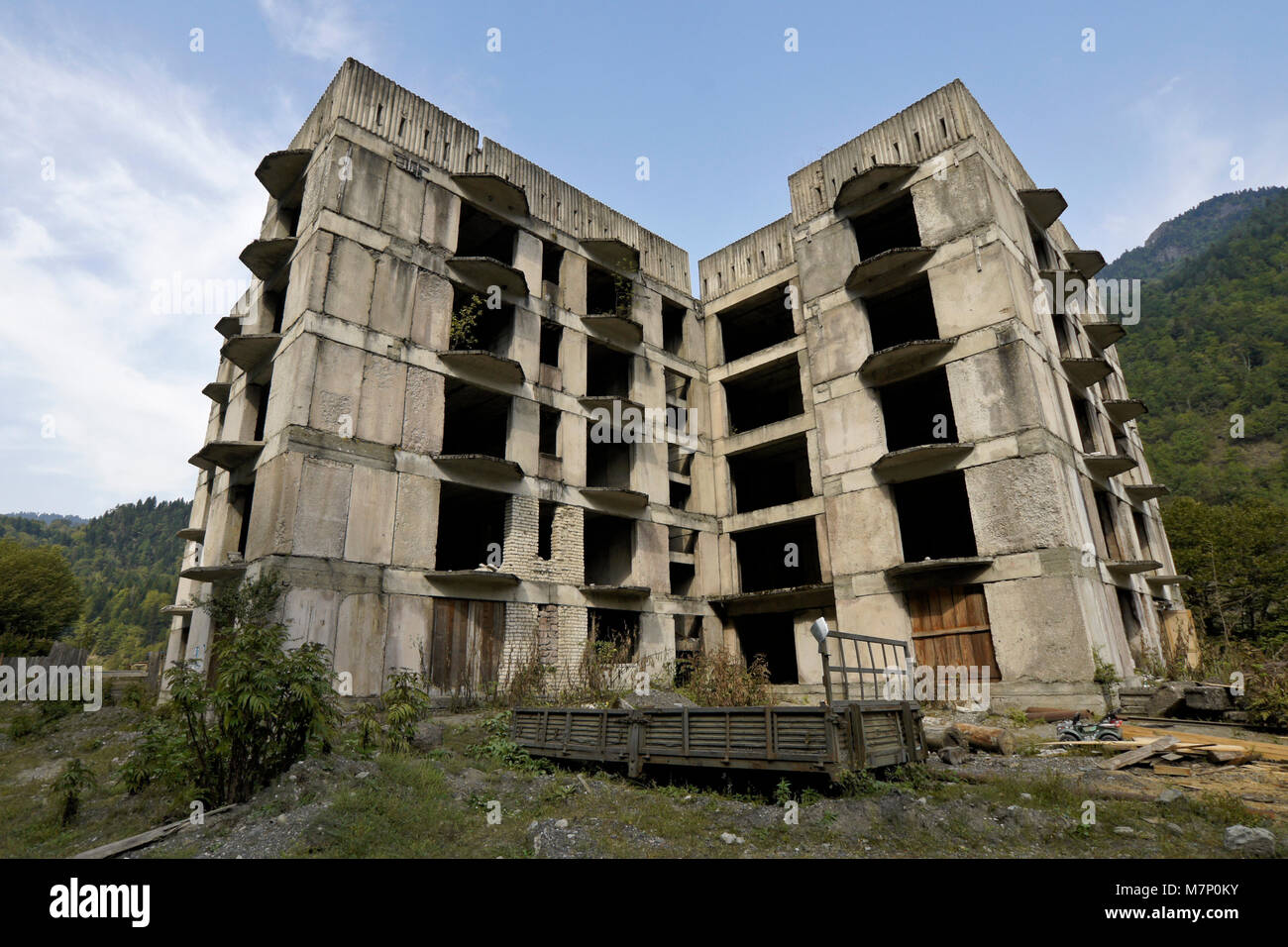 Verlassene russische Gebäude am Straßenrand anhalten von Zizxvari, Swaneti Region des Kaukasus, Georgien Stockfoto