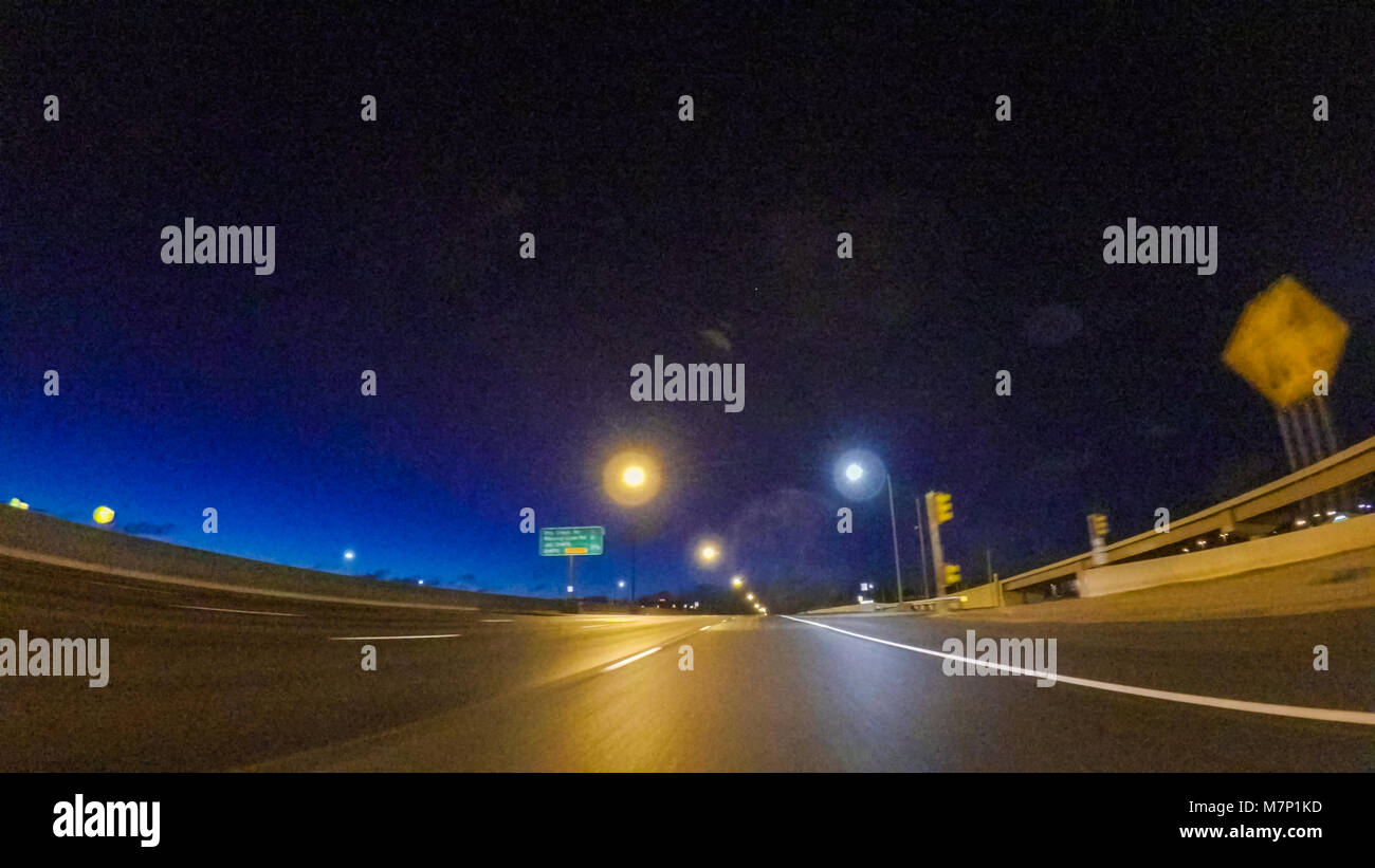 Fahren auf Autobahn 25 bei Nacht. Stockfoto