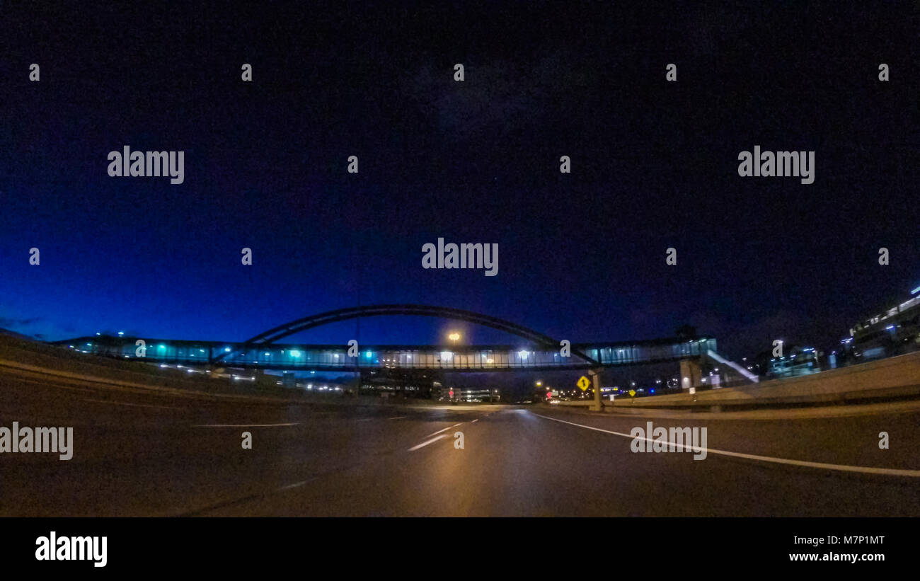 Fahren auf Autobahn 25 bei Nacht. Stockfoto