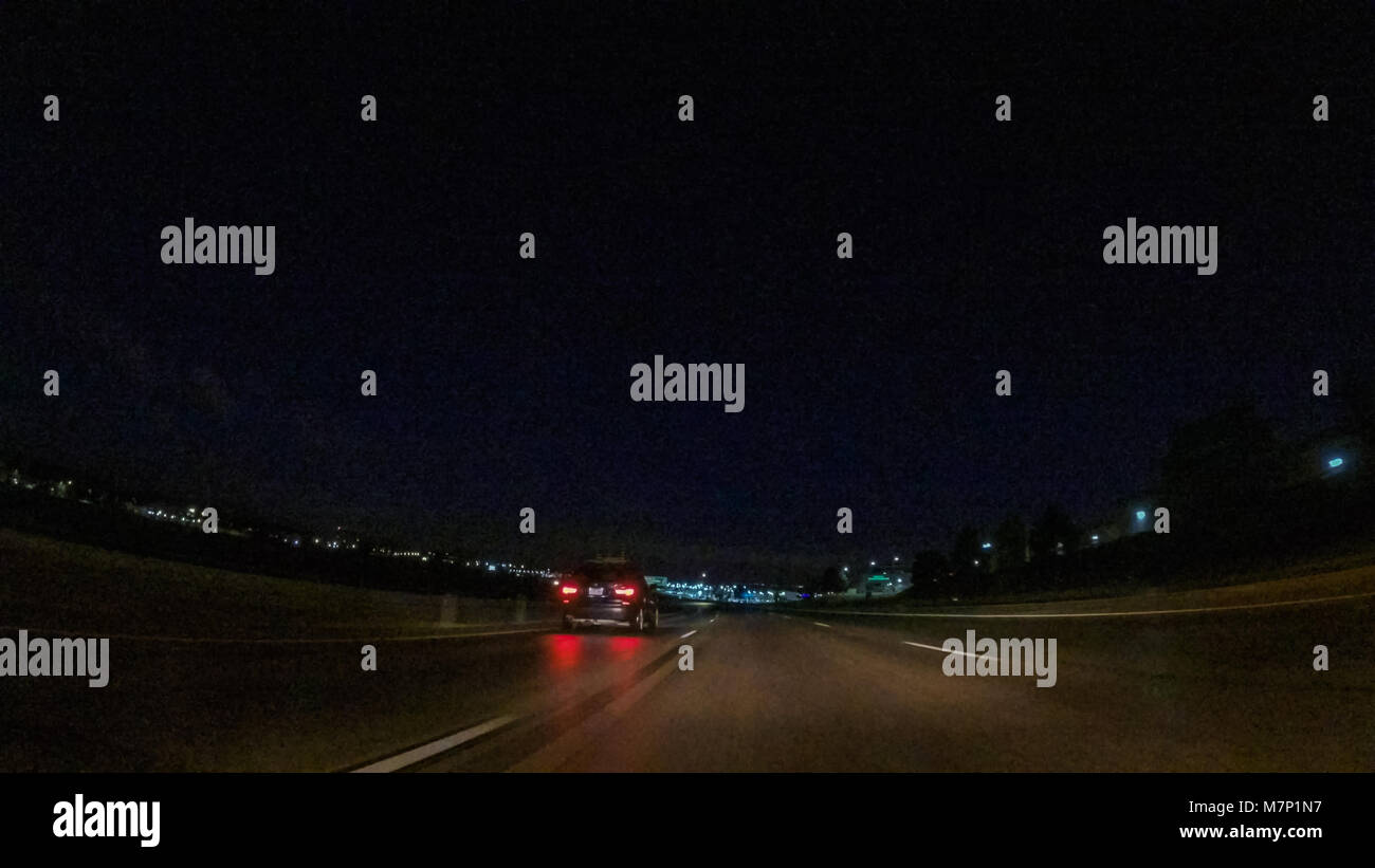 Fahren auf Autobahn 25 bei Nacht. Stockfoto