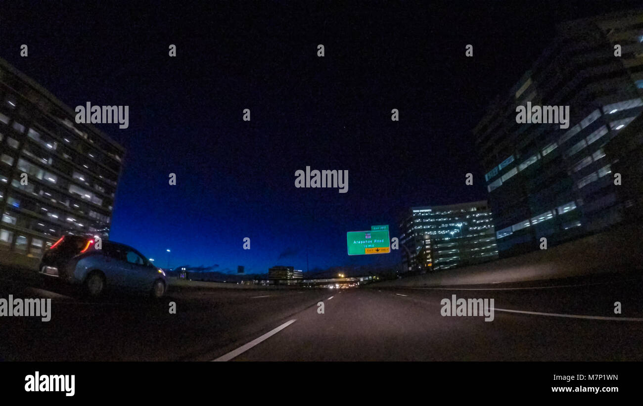 Fahren auf Autobahn 25 bei Nacht. Stockfoto