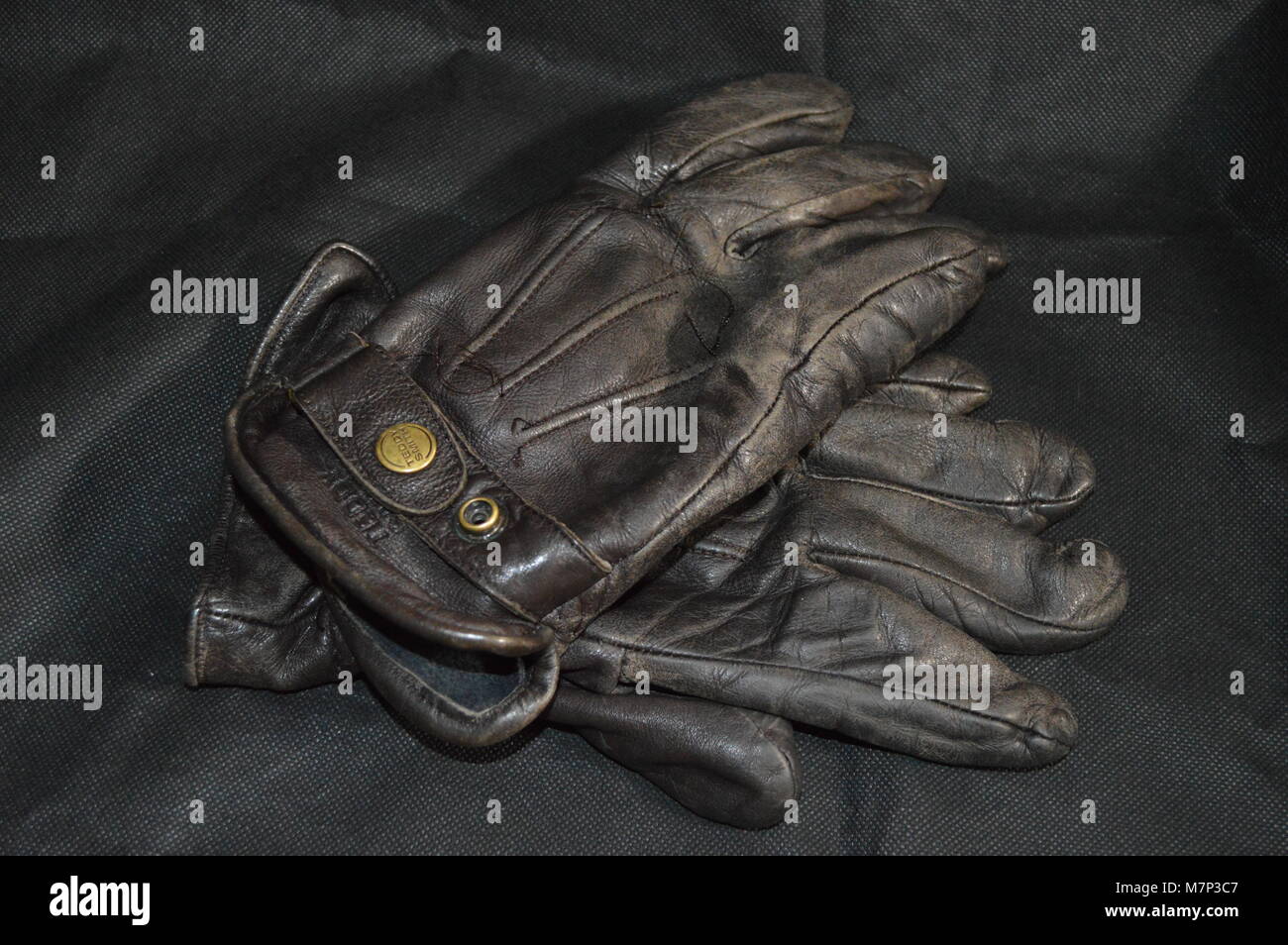 Alte Leder mans Handschuhe auf schwarzem Hintergrund Stockfoto