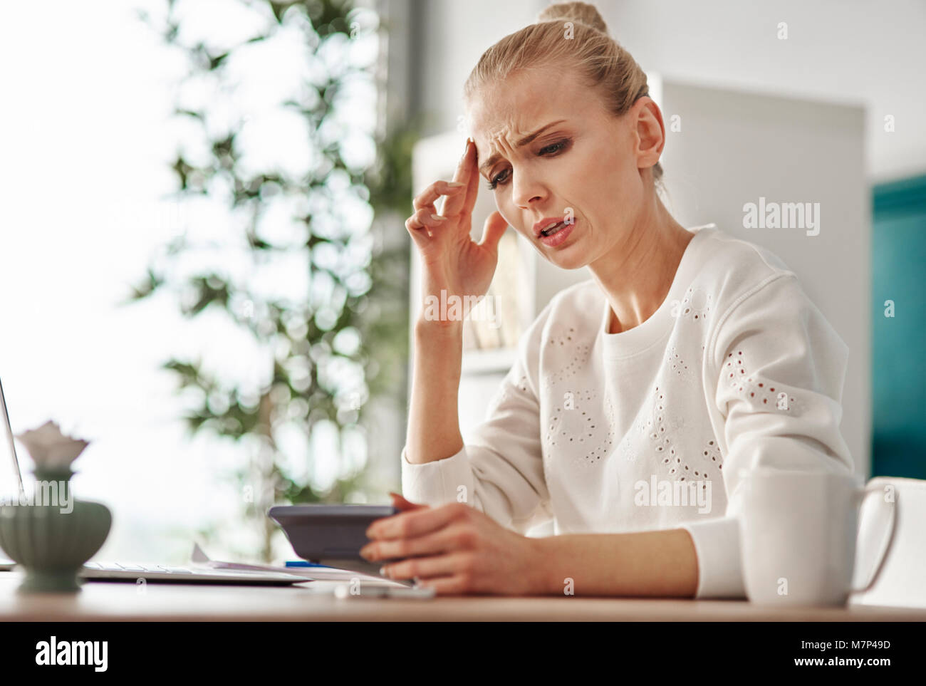 Besorgt Frau mit dem Rechner zu Hause Büro Stockfoto