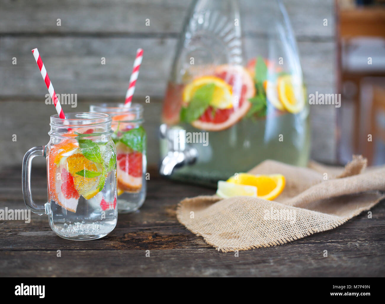 Zwei Gläser Natürliche selbstgemachte Limonade durch das Glas auf den Tisch und Sommerfest Stockfoto