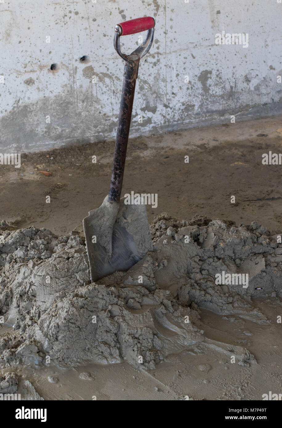 Nasse Gemischte Zement Und Einem Spaten Auf Einer Baustelle Bild Im Hochformat Mit Kopie Raum Stockfotografie Alamy