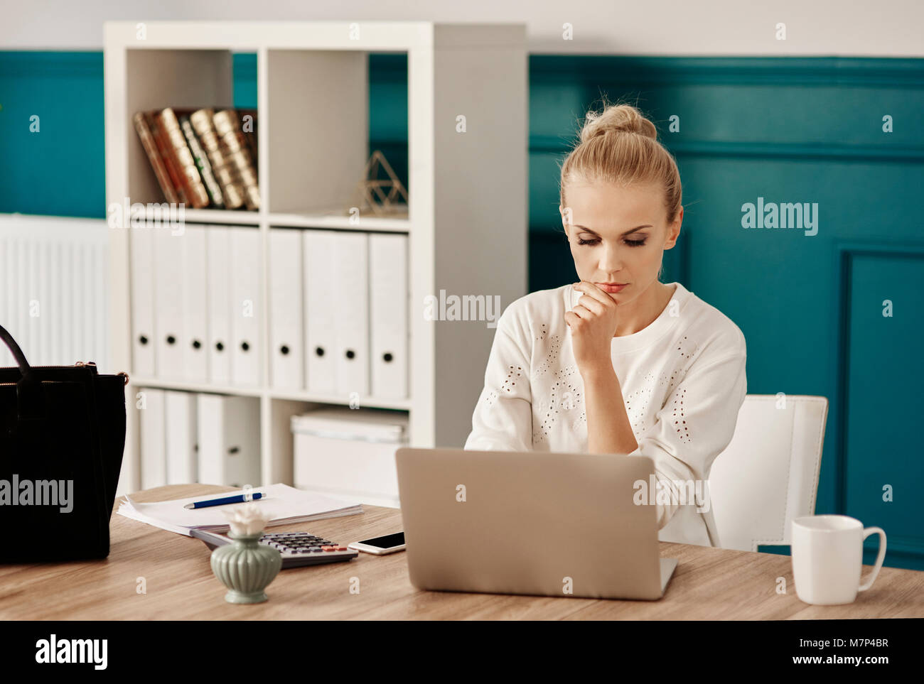 Konzentrierte sich Frau mit Laptop zu Hause Büro Stockfoto